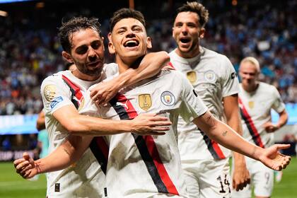 Claudio Echeverri recibe el abrazo de Bernardo Silva tras convertir el gol de tiro libre en el Mundial de Clubes