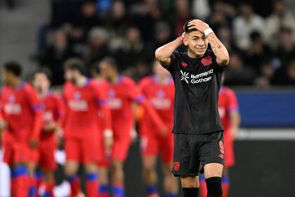 Claudio Echeverri se toma la cabeza: PSG dio un baile en Alemania