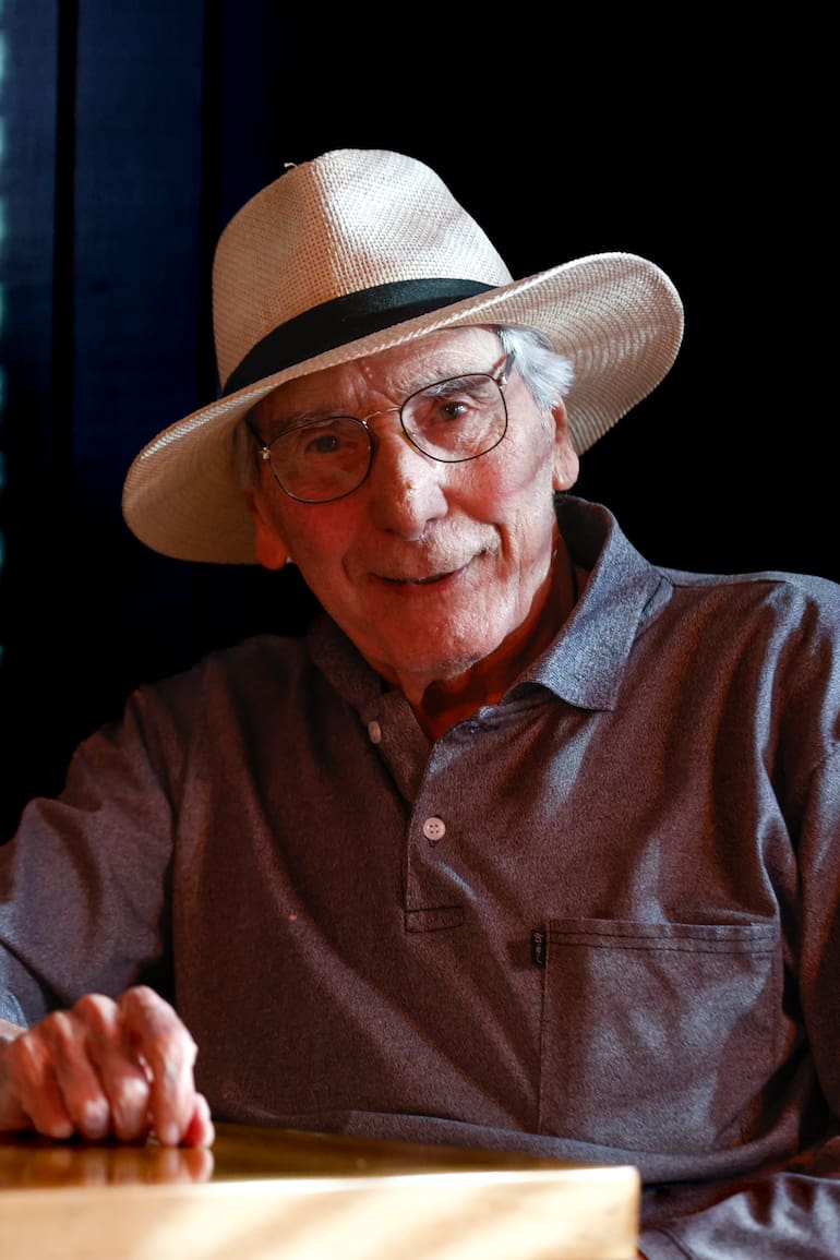 Claudio García Satur, fiel a su propia estampa, decidió contar su vida en un escenario; una experiencia que se convertirá en un esperado regreso al teatro
