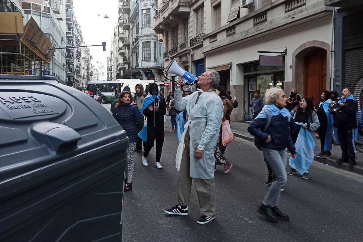 Claudio Herz frente al Instituto Patria