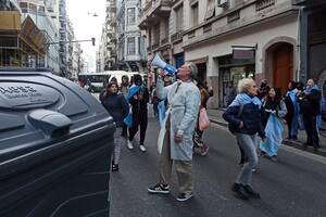 Claudio Herz, frente al Instituto Patria, el 21 de julio