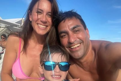Claudio Husaín con su pareja Romina y su hijo Mateo