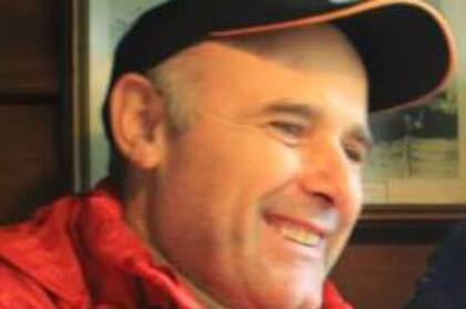 Claudio Kegalj tiene 50 años y mucha experiencia en el manejo de parapentes