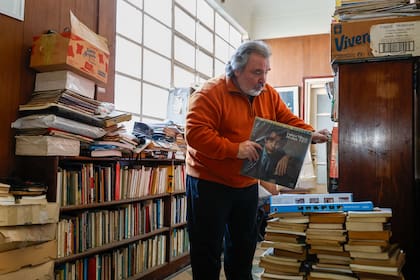 Claudio Koremblit, rodeado de discos, libros y grabaciones