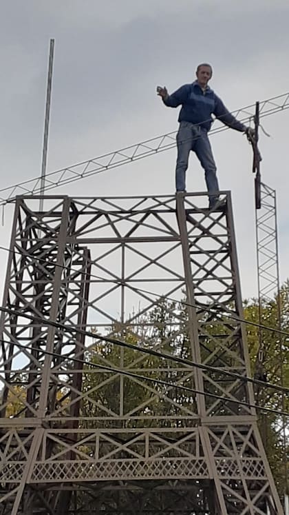Claudio Marchetti mientras construía la torre