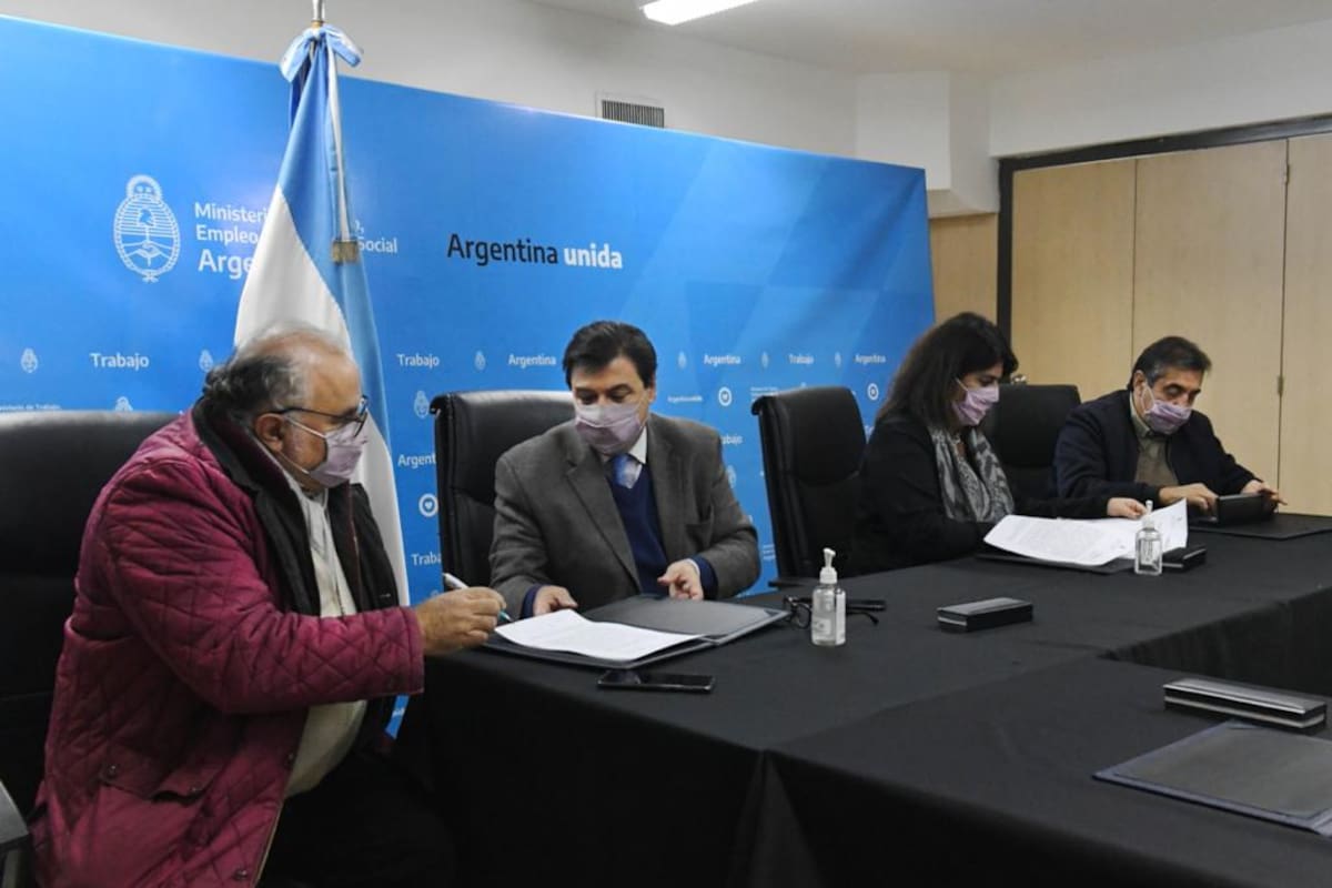 Claudio Moroni, ministro de Trabajo, firmó en mayo el acta de aumento para los estatales; hoy avalará otro aumento