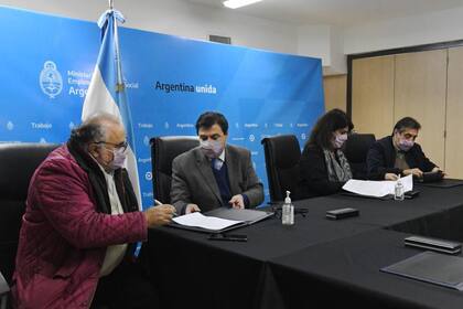 Claudio Moroni, ministro de Trabajo, firmó en mayo el acta de aumento para los estatales; hoy avalará otro aumento