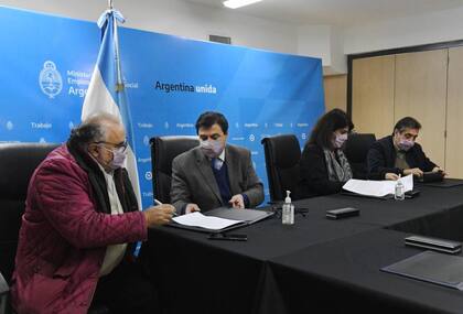 Claudio Moroni, ministro de Trabajo, firmó hoy el acta de aumento para los estatales