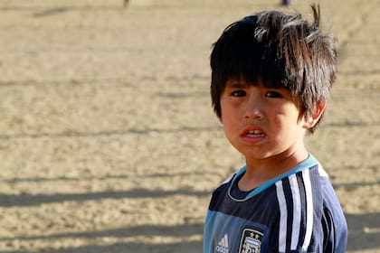 Claudio Ñancufil, apodado “el Messi de las Nieves”, cuando tenía 8 años y jugaba en el barrio Nueva Esperanza, en Bariloche