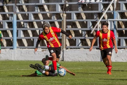 Claudio Ñancufil gambetea a un rival con la camiseta de Cruz del Sur, el club del que surgió y al que hoy representa en la Liga de Fútbol de Bariloche