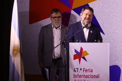 Claudio Orrego, gobernador de la Región Metropolitana de Santiago de Chile durante el acto inaugural de la Feria del Libro; detrás, el ministro de las Culturas, las Artes y el Patrimonio, Jaime de Aguirre