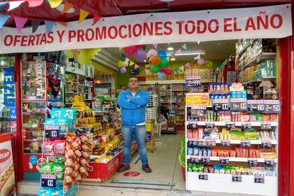 Claudio Paez decidió vender diez productos, a precios de diez años atrás