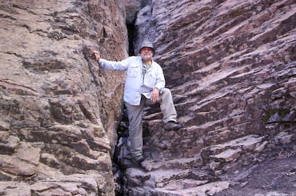 Claudio Parica en la Meseta de Somuncurá, donde realiza un proyecto sobre el agua en regiones desérticas
