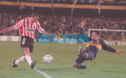 Claudio Paris con la camiseta de Estudiantes en un partido disputado en La Bombonera