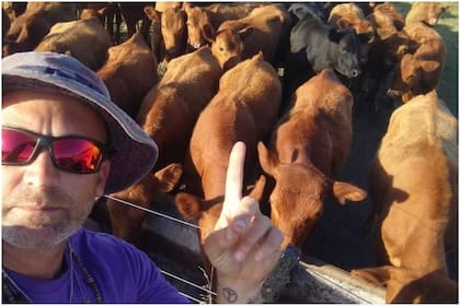 Claudio Paris jugó en tres clubes argentinos y en la actualidad se dedica a criar vacas en un campo propio en la localidad de 25 de Mayo