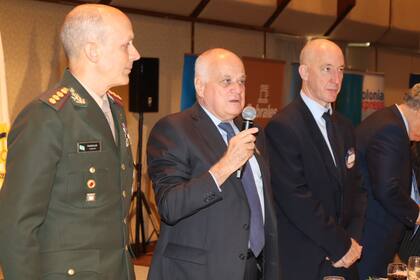 Claudio Pasqualini, jefe del Estado Mayor del Ejército, participó del ciclo de conferencias “Hacer por la Argentina”, organizado por el Rotary Club de Buenos Aires, junto al embajador británico en Argentina, Mark Kent