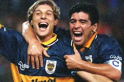 Claudio Paul Caniggia y Diego Maradona, en un viejo Boca-Lanús
