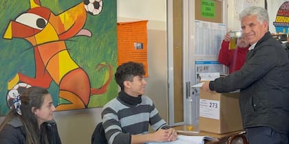 Claudio Poggi, en el momento de votar en San Luis