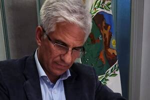 Claudio Poggi firma una carta de reclamo al gobernador Alberto Rodríguez Saá