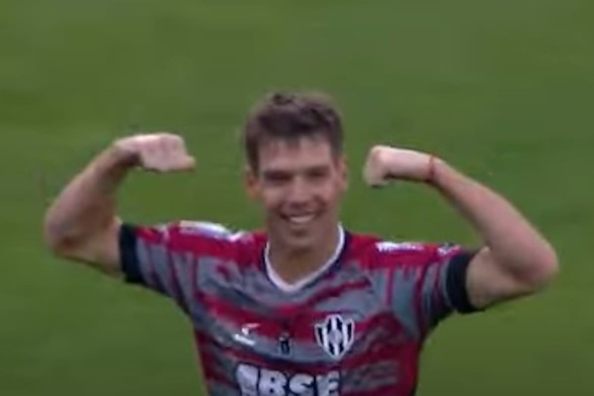 Claudio Riaño, delantero de Central Córdoba de Santiago del Estero, y un festejo a lo Hulk por pedido de su hijo Valentino