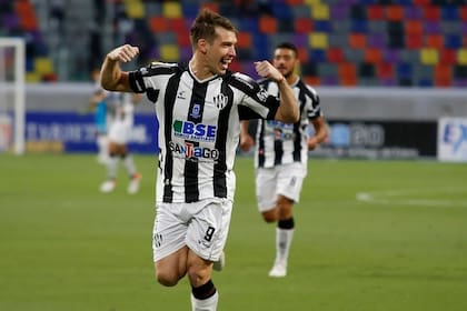 Claudio Riaño hizo un gol para Central Córdoba ante Huracán, pero tardaron casi seis minutos en convalidarlo