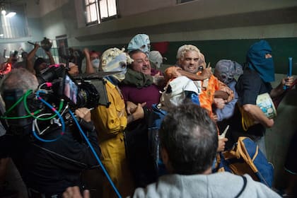 Claudio Rissi y Nicolás Furtado, en una escena clave del rodaje de El Marginal 3, cuando son interceptados por un grupo de presos durante una fiesta de carnaval en San Onofre