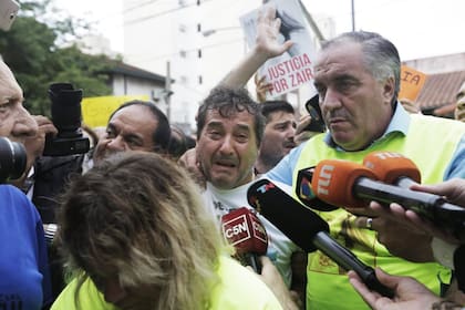 Claudio Rodríguez, el padre de Zaira, en la primera marcha tras el crimen de su hija, en San Martín