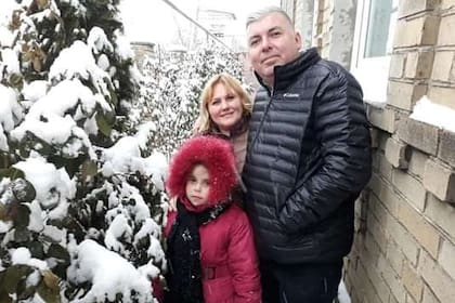 Claudio Sayago junto a su mujer y su hija, en Ucrania