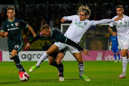 Claudio Spinelli se esfuerza por llegar a la pelota durante un partido de Oleksandriya.
