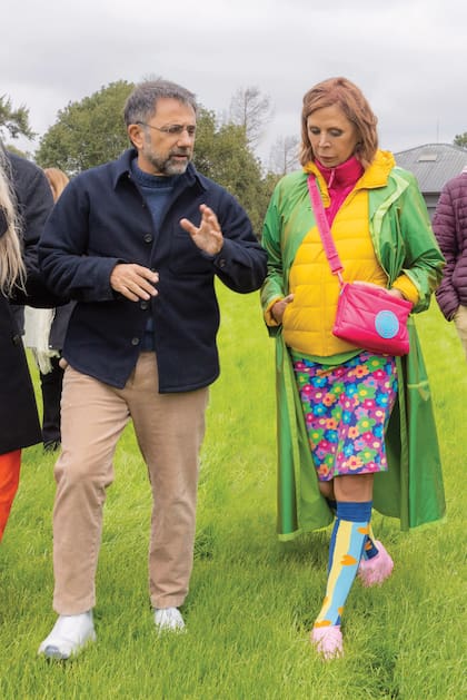 Claudio Stamato, fundador de El Descanso, con la diseñadora española, quien llegó a la isla a bordo de un catamarán que salió desde Puerto Madero. Cada vez que viene a la Argentina, ella aprovecha para visitar a su amigo en el delta.