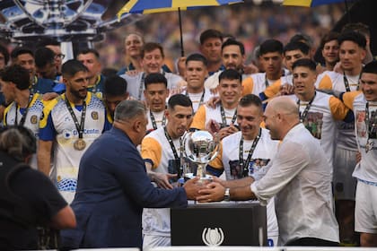 Claudio Tapia, Angel Di María, Marco Ruben y Gonzalo Belloso, presidente de Rosario Central y otro trofeo desprestigiado