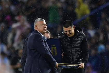 Claudio Tapia despertó los silbidos e insultos del público en la cancha de Boca, cuando le entregó una plaqueta a Riquelme antes del amistoso de la selección ante Mauritania