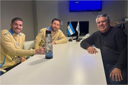 Claudio Tapia, el presidente de la AFA, con dos referentes de la Selección, Rodrigo de Paul y Lionel Messi