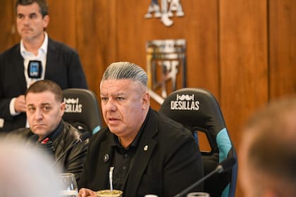 Claudio Tapia habla, al lado escucha Pablo Toviggino, su segundo en la AFA, durante la reunión del jueves