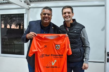 Claudio Tapia junto al intendente de San Vicente, Nicolás Mantegazza. En la camiseta del club Estrella del Sur aparece el logo de Sur Finanzas.