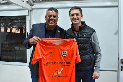 Claudio Tapia junto al intendente de San Vicente, Nicolás Mantegazza. En la camiseta del club aparece el logo de Sur Finanzas.