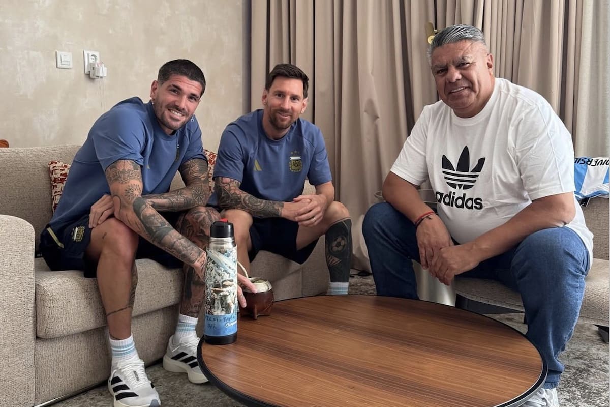 Claudio Tapia, junto con De Paul y Messi en Angola