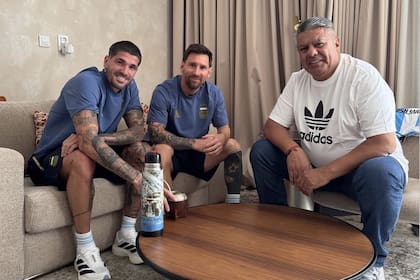 Claudio Tapia, junto con De Paul y Messi en Angola
