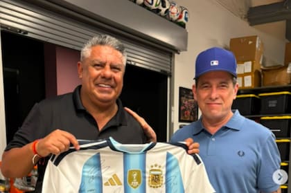 Claudio Tapia le regaló a Andrés Calamaro una camiseta argentina firmada por los jugadores de la selección