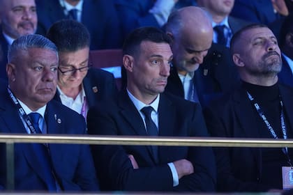 Claudio Tapia, Lionel Scaloni y Walter Samuel; Argentina debería jugar en Kansas City y en Dallas, pero la FIFA dijo que todavía puede haber cambios en sedes y el programa de partidos.