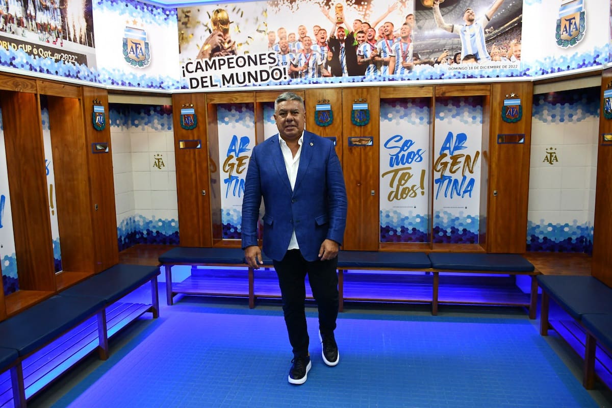 Claudio Tapia, presidente de AFA, en un vestuario del predio