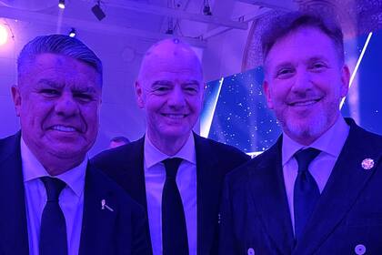 Claudio Tapia, presidente de la AFA; Gianni Infantino, presidente de la FIFA, y Alejandro Domínguez, presidente de la Conmebol
