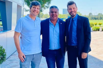 Claudio Tapia, presidente de la AFA, recibió en el predio de Ezeiza a Mario Pergolini y Marcelo Tinelli para hablar de los derechos de TV del fútbol argentino.