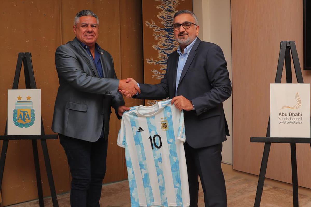 Claudio Tapia, presidente de la AFA y Aref Hamad Al Awani, secretario general del Abu Dhabi Sports Council, durante la firma del contrato entre ambos, en junio de 2022