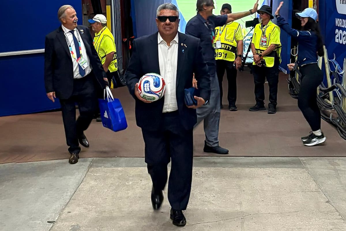 Claudio Tapia se llevó la pelota del hat trick de Messi en el partido frente a Argelia