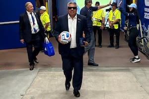 Chiqui Tapia se aferra a Messi y desafía desde EE.UU. mientras se complica su frente judicial