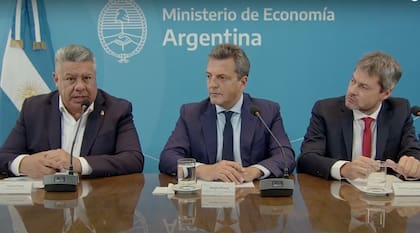 Claudio Tapia, Sergio Massa y Matías Lammens en la firma de los avales para el Mundial Sub 20 en Argentina