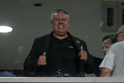 Claudio Tapia sonriente en la cancha de Lanús, en el partido ante Flamengo: el presidente de la AFA fue a fondo con el cambio de formato de transmisión del fútbol de ascenso