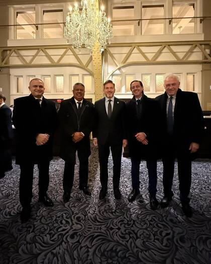 Claudio Tapia y Alejandro Domínguez, presidente de Conmebol, junto a más dirigentes argentinos, en Washington