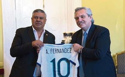 Claudio Tapia y el presidente Alberto Fernández, en otros tiempos: el presidente de la AFA no tuvo ni una foto con el primer mandatario en la inauguración del estadio Madre de Ciudades, en Santiago del Estero. Y ahora un club pide que se impugne la Asamblea de la AFA que lo reeligió.